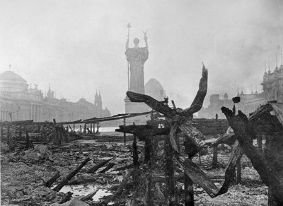 Uitzicht op het standbeeld van de Republiek te midden van de ruïnes van het Court of Honor van het Wereld Columbian Building na een brand op 8 januari 1894 door American Photographer